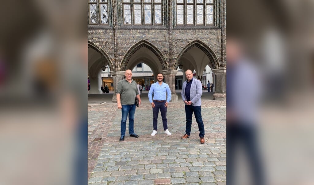 Elever fra sinti- og romafamilier bliver nødt til at lyve om deres identitet i skolen, fortalte uddannelsesrådgiver Berry Paskowski (i midten) fra sintiernes og romaernes forbund i Slesvig-Holsten. Han mødte torsdag SSW-spidskandidat Stefan Seidler (t.h.) og SSW-kandidat Thiemo Koch. ( Presse)