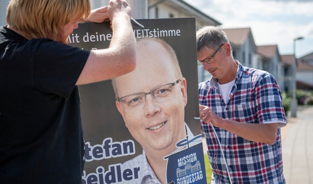SSW hænger valgplakater op i Nordfrisland. Selve plakaten vil ikke omvende folk til SSW, men den kan skabe refleksion hos folk, der ikke kender til SSW i forvejen, og det er også vigtigt. (Kira Kutscher)