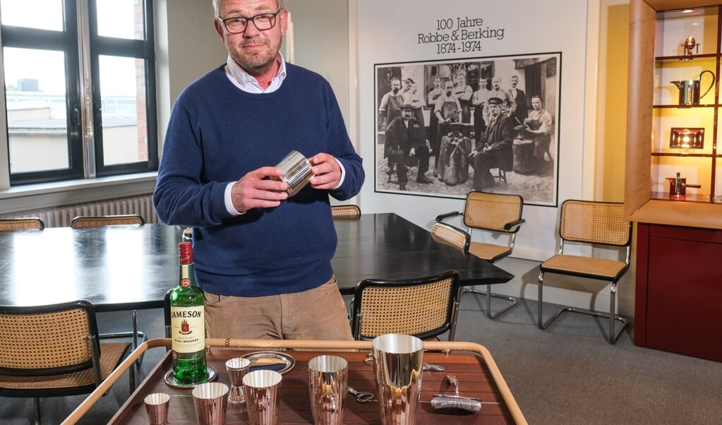 Sølvtøj fra Robbe & Berking holder sig i den absolut dyre ende, hvor en enkelt gaffel snildt kan koste mere end et par hundrede euro, pr. styk. Men det er bevidst, siger femte generation i familiefirmaet, Oliver Berking. (Sven Geissler)