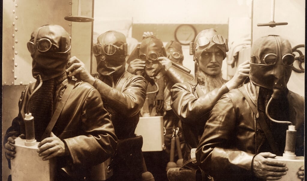 Foto fra stumfilmen Himmelskibet, som Holger Madsen stod bag. Den er fra 1918. ( Det Danske Filminstitut)