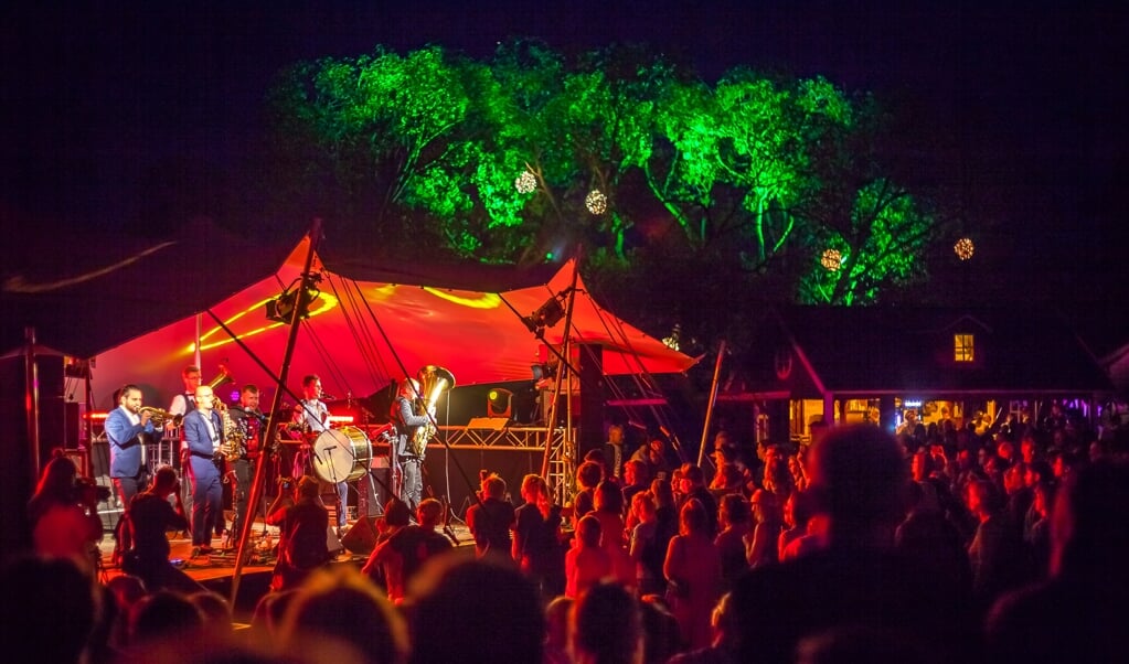 Der er hygge og sensommerstemning i teltet ved Königswiesen i Slesvig, når Norden-Festival går i gang den 26. august. (Andreas Volkmar)
