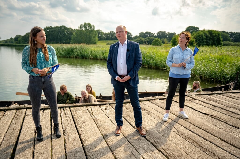 SSWs spidskandidat Stefan Seidler præsenterede sammen med Maylis Roßberg (t.v.), der er valgkredskandidat i Rendsborg-Egernførde, og Sybilla Nitsch, valgkredskandidat i Nordfrisland-Ditmarsken, partiets valgprogram på broen ved vikingelandsbyen Hedeby. (Martin Ziemer)