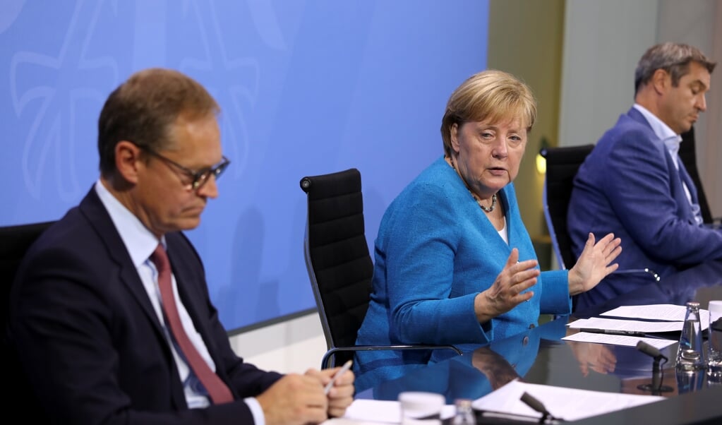 Forbundskansler Angela Merkel (i midten) præsenterede sammen med Berlins borgmester, Michael Müller (th.) og Bayerns ministerpræsident, Markus Söder (tv.) resultatet af tirsdagens møde. (Christian Mang/Reuters/Pool/dpa )