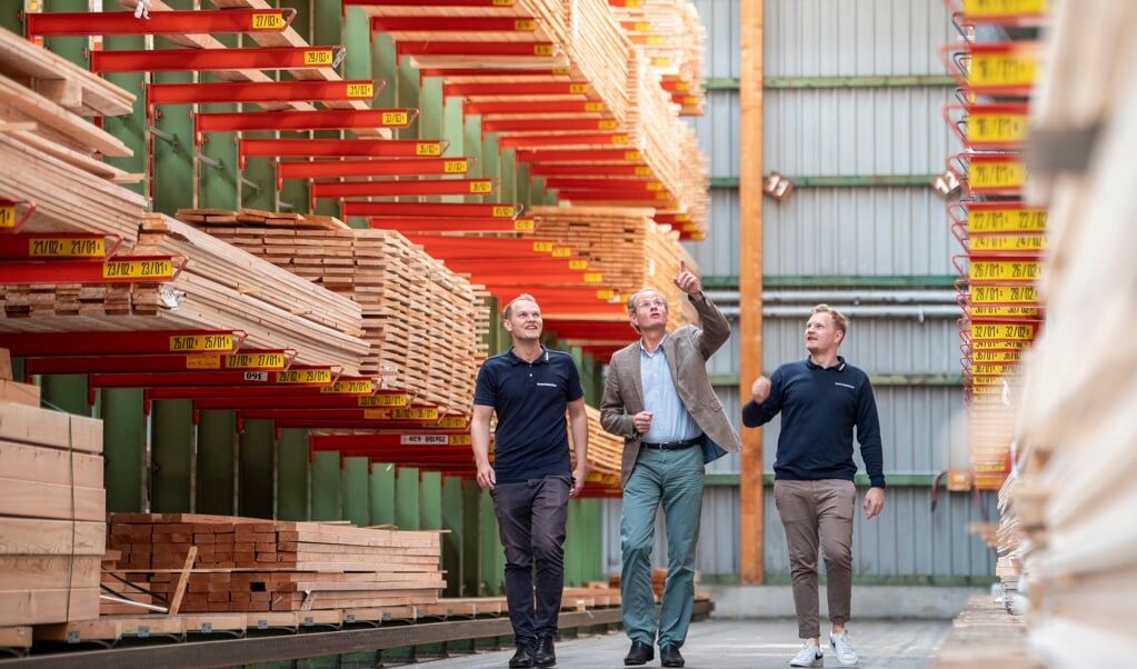 På lageret ligger metervis af træ fra gulv til loft. Brødrene Lorenz (tv) og Adrian Dethleffsen (th) overtog sidste år ledelsen af byggemarkedet efter Hayo Dethleffsen (i midten). (Kira Kutscher/nordpool)