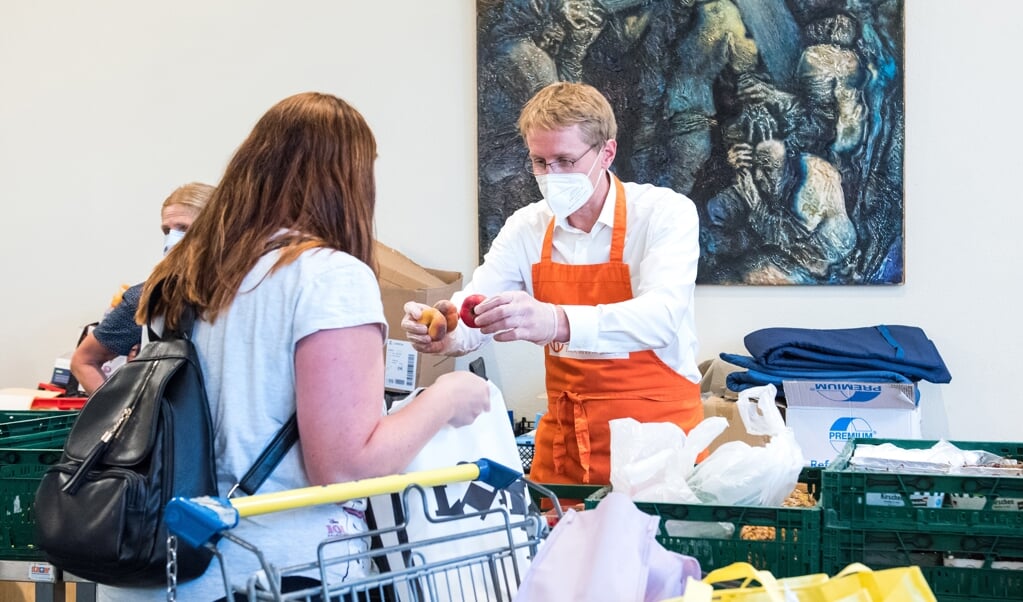 Ministerpräsident Daniel Günther packte während seiner Sommerreise auch bei der Husumer Tafel bei der Ausgabe von Lebensmitteln mit an. (dpa)