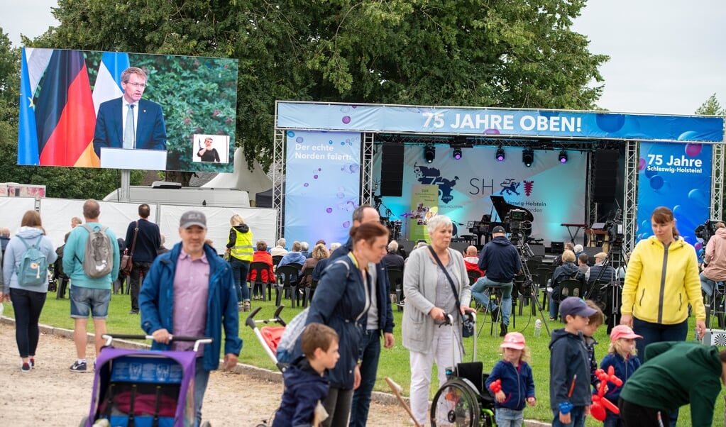 Bürgerfest am Schloss Gottorf: Mit Bühnenprogramm und Reden hat Schleswig-Holstein seinen 75. Geburtstag gefeiert. (Tim Riediger.)