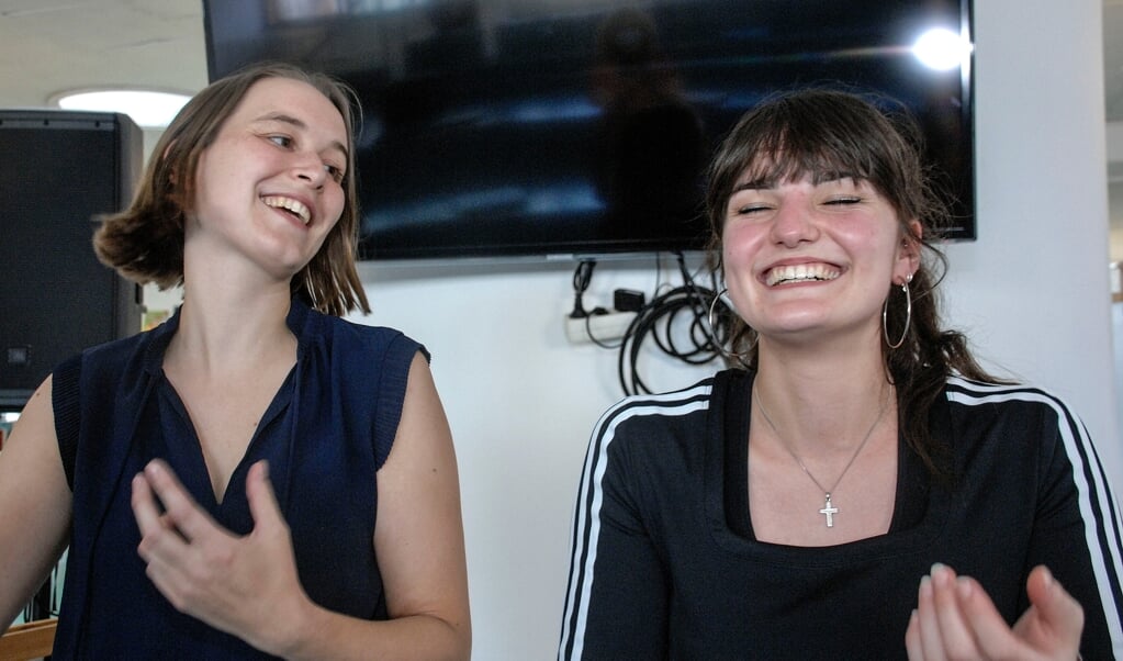 Michelle Boschet (til højre) fra Flensborg var ved at flække af grin, da hun slammede sammen med Mona Harry fra Kiel.   ( Hans Christian Davidsen)