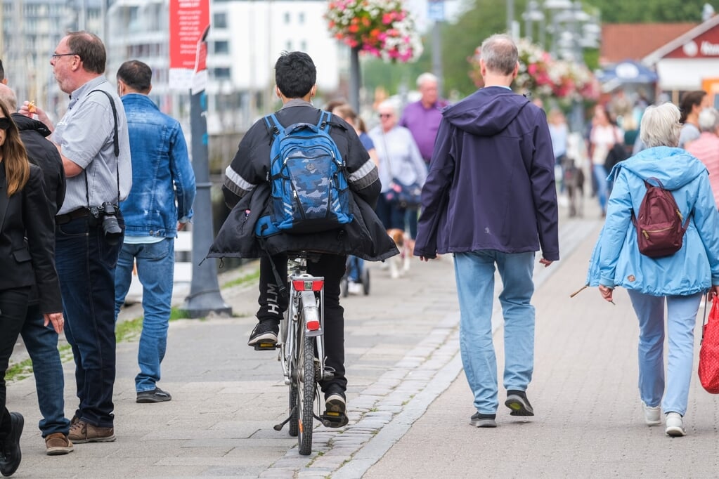 En typisk situation på østsiden af Havnespidsen. En cyklist må køre udenom fodgængere, som har indtaget cykelstien. Det og mange andre situationer kan føre til ulykker. CDU vil have en ende på en uholdbar situation. (Sven Geißler)