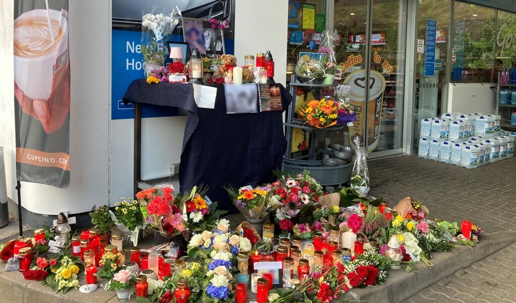 Efter drabet på den 20-årige blev der lagt talrige buketter ved tankstationen, hvor forbrydelsen fandt sted. (Birgit Reichert/dpa )
