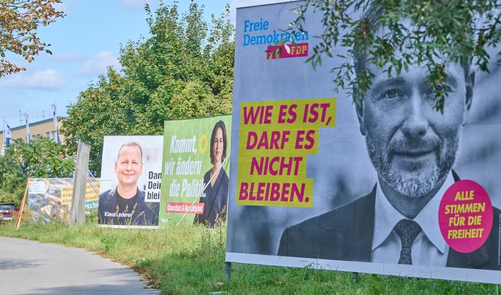 Nok er plakaterne farverige. Men stemningen er mest grå, viser meningsmåling. (Annette Riedl/dpa)