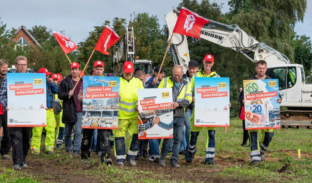Omkring 50 byggearbejdere mødte onsdag formiddag op i Hanved for at protestere mod de fastkørte overenskomstforhandlinger. De blev dog alligevel afbrudt kort tid efter. (Kira Kutscher)