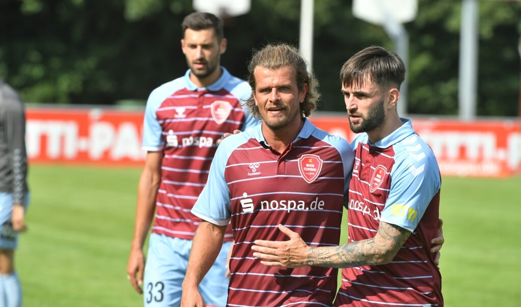 Der vierfache Torschütze Marcel Cornils (r.) wird von Teamkollege Kevin Schulz beglückwünscht. ( Tim Riediger)