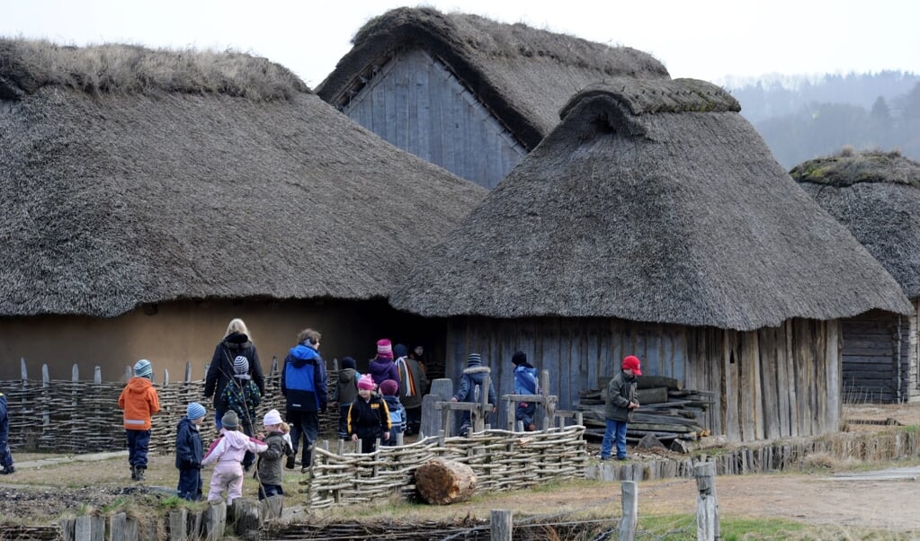 Das Freigelände des Wikingerdorfes gehört zu den wichtigsten und populärsten Elementen des »Wikinger Museum Haithabu«, dessen Leitung nach 30 Jahren von Ute Drews auf Matthias Toplak übergeht. (Archivfoto: Carsten Rehder, dpa)