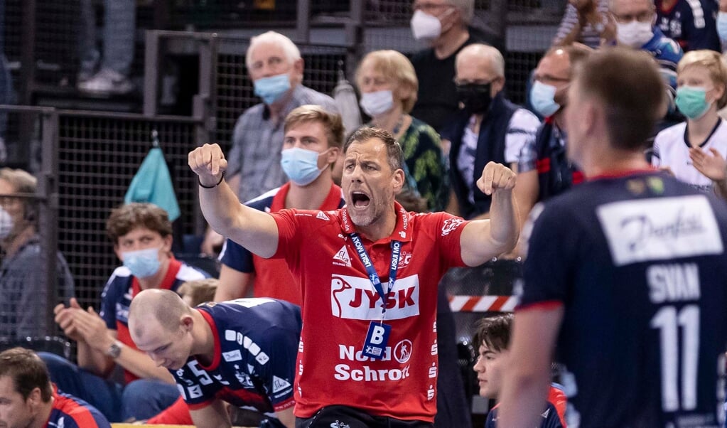 SG-Trainer Maik Machulla versucht gute Stimmung vorzuleben und ist mit vollem Einsatz dabei. ( Lars Salomonsen)