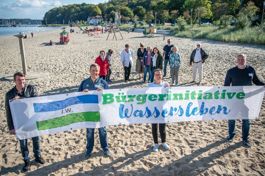 I forgrunden ses fra venstre Henrik Schøtt, Per Dammann, Tanja Wulf og Mark Heinze, som sammen med en større gruppe borgere i Wassersleben har startet et borgerinitiativ i foråret. (Kira Kutscher)