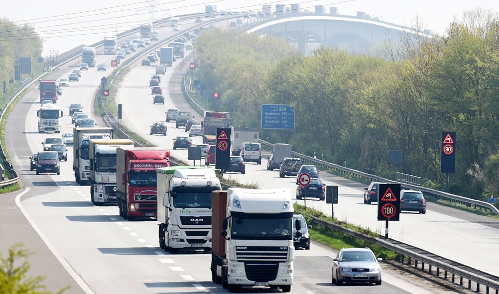 Die Güterverkehrs-Branche gerät zunehmend unter Druck. Zum einen steigen die Steuerabgaben für Diesel-Lkw über die CO2-Abgabe. Zum anderen ist der Wechsel z.B. zu mit Wasserstoff-Brennzellen betriebenen Fahrzeugen enorm kostspielig und aufgrund mangelnder Kapazitäten von entsprechenden Fahrzeugen derzeit so gut wie gar nicht möglich. Archivfoto: (Carsten Rehder, dpa)