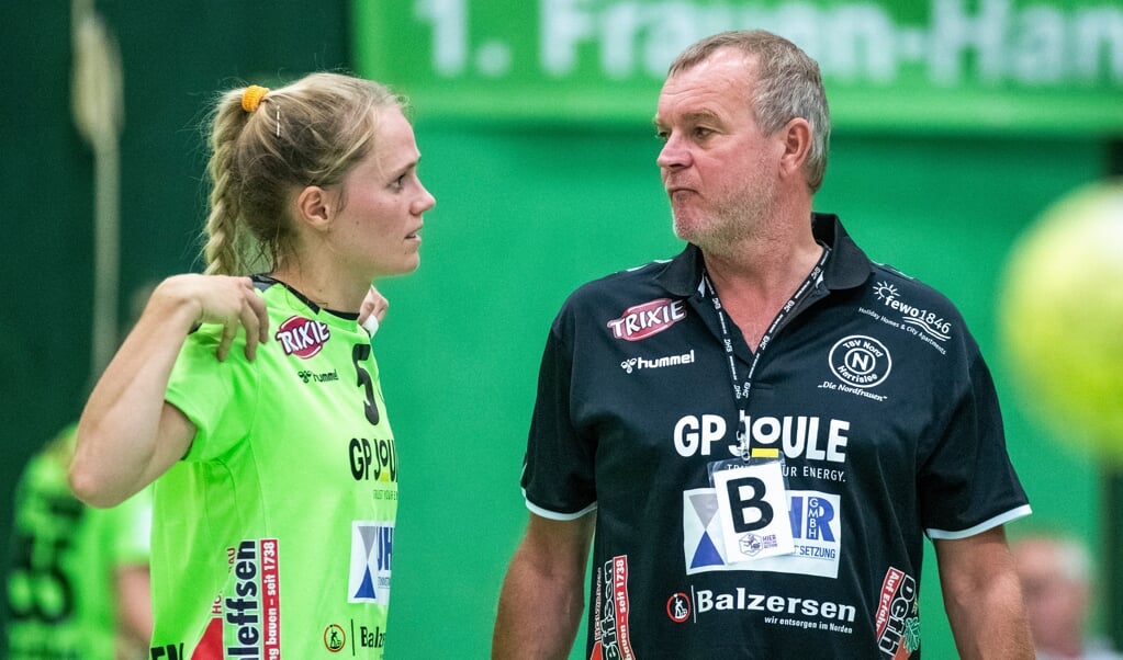 Nordfrauen-Trainer Olaf Rogge (r.) ist mit der kurzfristigen Spielverlegung nicht einverstanden.  ( Tim Riediger)