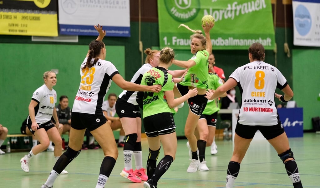 Gegen die offensivere Abwehr der TG Nürtingen taten sich Catharina Volquardsen (am Ball) und die Nordfrauen schwer. ( Sven Geissler )