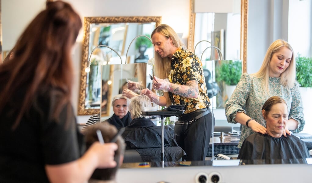 Der var en opløftet, munter og befriet stemning i frisørsalonen Die Locke tirsdag formiddag - første dag uden mundbind siden før corona. ( Kira Kutscher)
