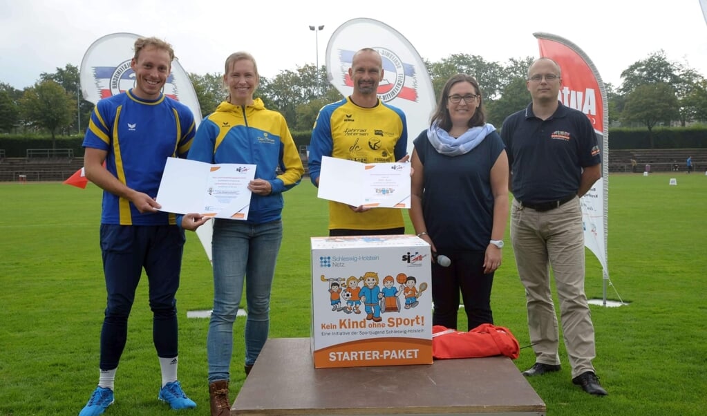 Christine Dreier (2.v.l.) und der LK Weiche sind von der Sportjugend Schleswig-Holstein im Zuge der Initiative »Kein Kind ohne Sport!« geehrt worden. ( LK Weiche)