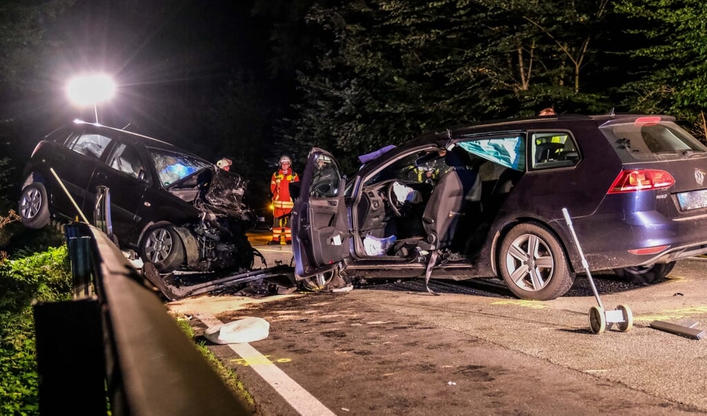 Begge bilers førere blev fastklemt og alvorligt kvæstet. En kvindelig passager døde. (Sebastian Iwersen)
