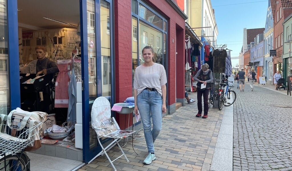 Butikken Shabby and Chic i Husum ejes af Lilli Maries moster. Hun hjælper jævnligt til, eller også kigger hun bare forbi for at sige hej, når hun er alligevel er i byen. (Kirsten Elley)