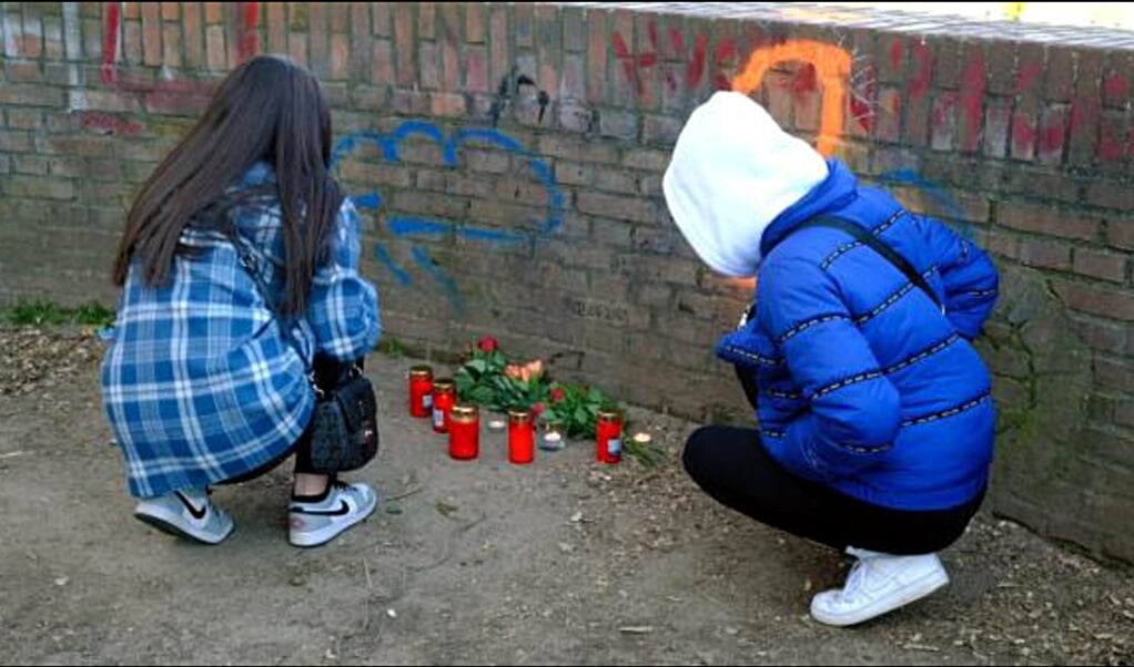 Efter dødsfaldet placerede den 16-åriges venner lys og blomster på gerningsstedet.    (Karsten Sörensen)