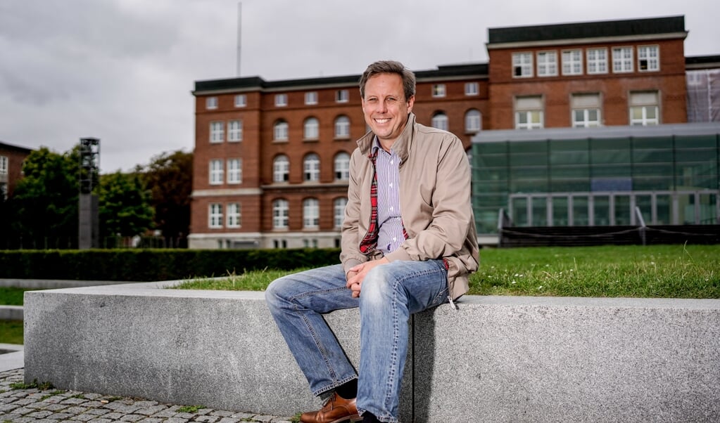 Thomas Losse-Müller, (SPD), designierter Spitzenkandidat seiner Partei für die kommende Landtagswahl in Schleswig-Holstein, sitzt vor dem Landtag an der Kieler Förde. Archivfoto: (Axel Heimken, dpa)