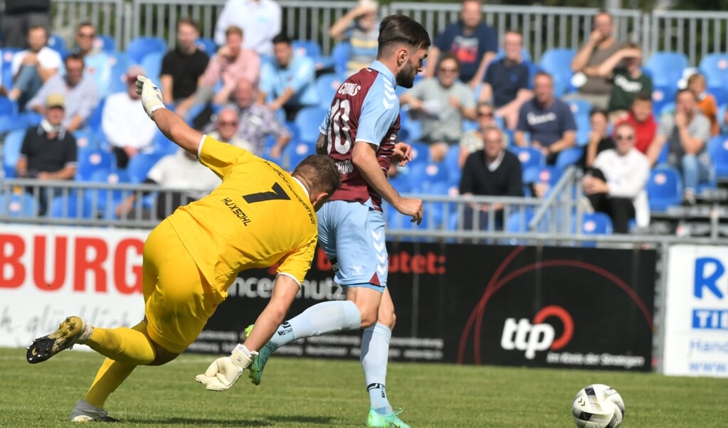 SC-Angreifer Marcel Cornils ließ bei seinem zweiten Tor EN-Keeper Lars Oliver Huxsohl keine Abwehrchance. ( Tim Riediger)