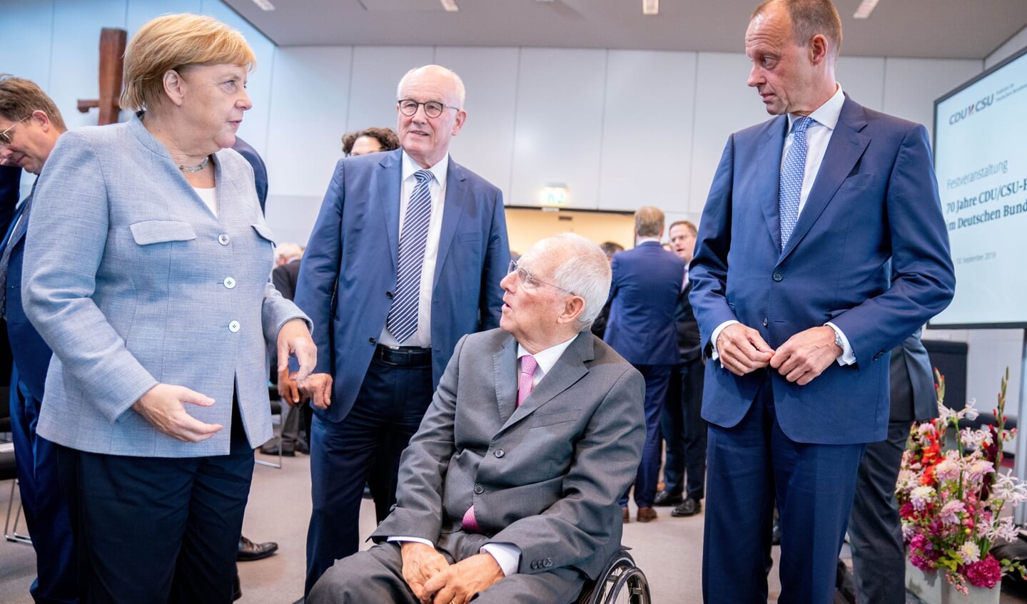 En af Angela Merkels store bedrifter inden for det kristeligt-konservative parti, CDU, var ifølge Schramm, at hun fik flere af partiets gamle mænd kørt ud på et sidespor. Her ses hun sammen med Wolfgang Schäuble, Volker Kauder og Friedrich Merz. Foto: