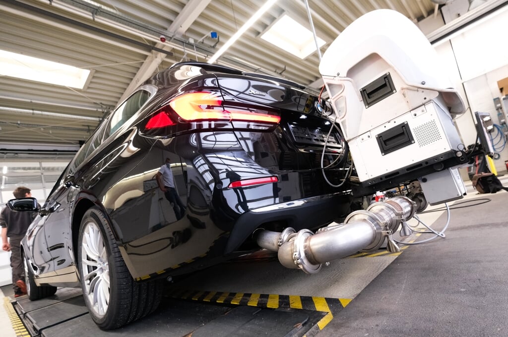 Extra für den Test angeschweißt: Mit diesem Gerät am Auspuff fahren die Autos 1,5 Stunden durch den Straßenverkehr – dadurch soll den Herstellern das Schummeln erschwert werden. (Sebastian Iwersen)