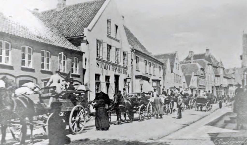 Foran Hotel Stadt Hamburg i Tønder står hestevogne i cirka 1875 parat til at transportere badegæster videre til færgerne ved Højer Sluse. (I.A. Bödewadt)