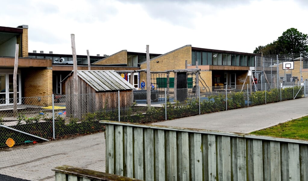 Det er i taget på bygningen til højre, at Teknologisk Institut har fundet skimmelsvamp. Dér har Fjordskolens afdeling D og SFO'en hjemme, men Aabenraa Kommune understreger, at der hidtil ikke er fundet svampesporer i luften i lokalerne. (André Thorup, JydskeVestkysten)