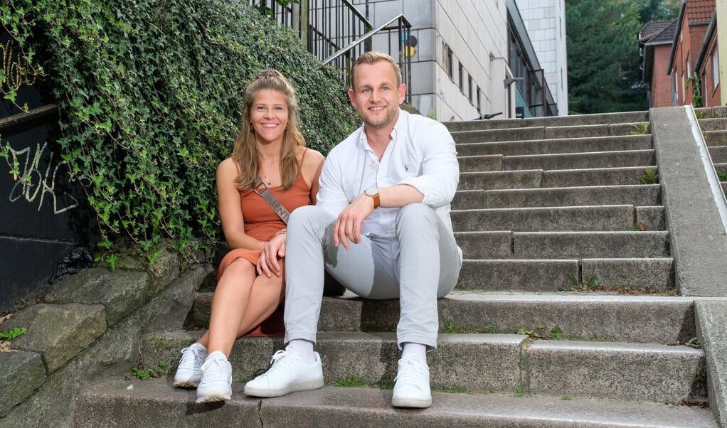 Lara kommer fra Berlin. Marvin lærte hende alt om det danske mindretal. Nu undrer hun sig ikke længere over alle de danske flag i Flensborgs gågader. ( Sebastian Iwersen)