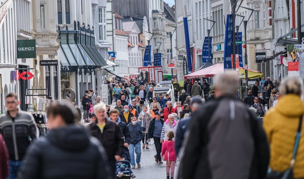 Gågaden var rigtig godt fyldt tidligt på eftermiddagen søndag. Kun de færreste havde dog sådan rigtigt brugt den til shopping i større stil. (Sven Geißler)