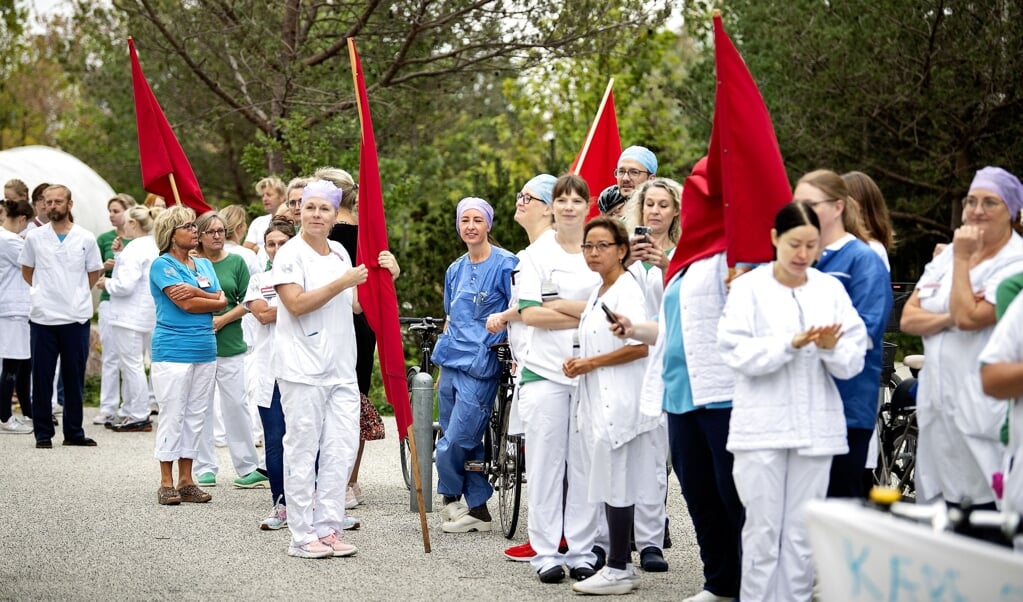 Flere sygeplejersker på Herlev Hospital har de seneste dage nedlagt arbejdet i en time. Her ses en gruppe sygeplejersker ved mandagens aktion. (Arkivfoto) (Nils Meilvang/Ritzau Scanpix)