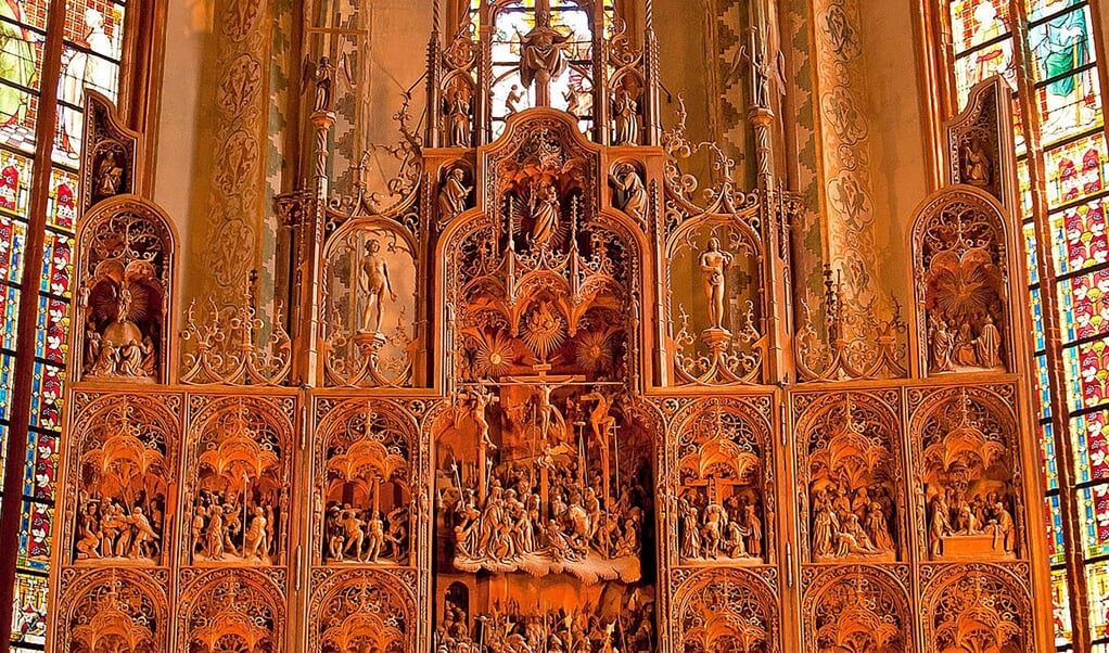 Mit seinen 392 individuell geschnitzten Figuren und seinen filigranen Architekturdetails zählt das von dem Bildschnitzer Hans Brüggemann in den Jahren 1514 bis 1521 geschaffene Altarretabel – der Bordesholmer Altar – zu den herausragenden Kunstwerken in Schleswig-Holstein. (Nordkirche)
