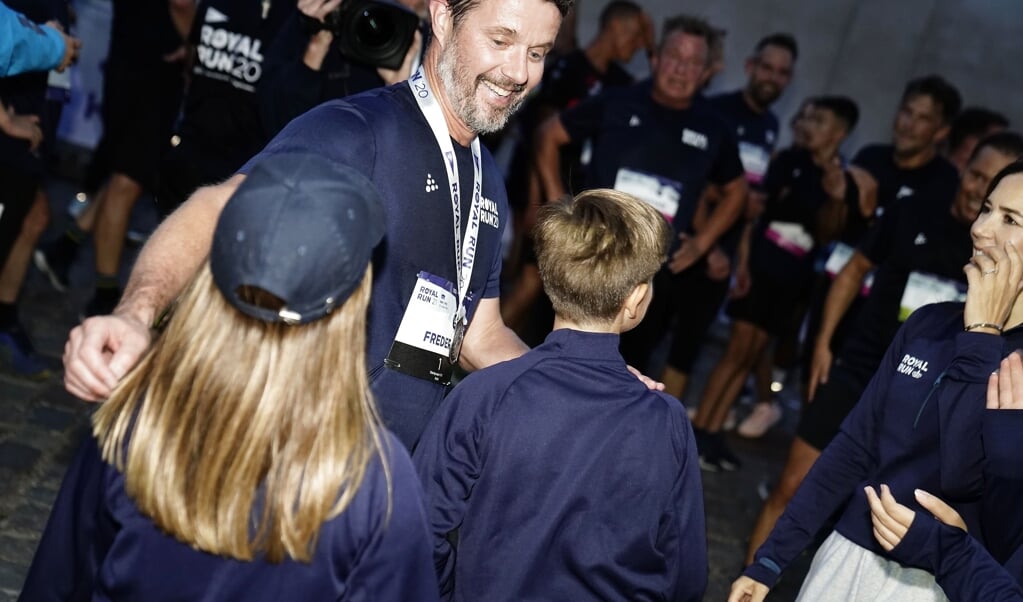 Kronprinsessin Mary und drei der Kinder des Prinzenpaares empfingen am Sonntagabend den Kronprinzen Frederik bei der Ziellinie in Kopenhagen. (Mads Claus Rasmussen, Ritzau Scanpix)