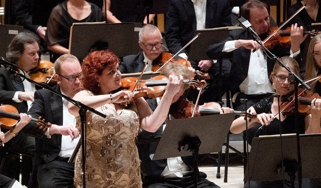 Niels W. Gades violinkoncert var i bedste hænder hos aftenens solist, Mihaela Oprea. Hun færdes hjemmevant i den danske romantiske tradition, hvilket hun tidligere har bevist ved CD-udgivelser. (SSO)