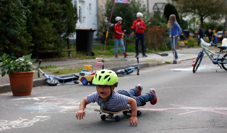 Damit Kinder ungestört im öffentlichen Raum spielen können, sollen in Flensburg zukünftig öfter Straßen vorübergehend für den Verkehr gesperrt werden. Archivfoto: