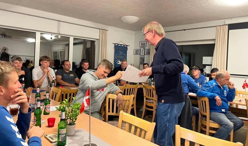Tillykke, Sebastian. Formand Dieter Mölck (t.h.) lykønsker den netop valgte seniorleder Sebastian Berg. (Marc Reese)