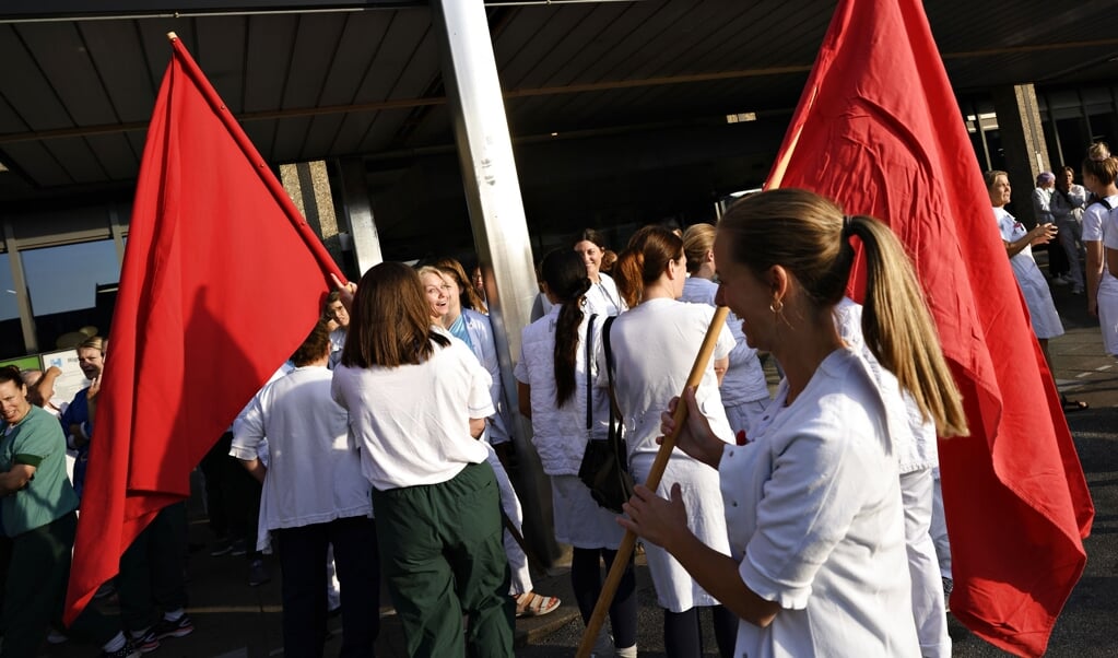 Flere sygeplejersker har trods Folketingets indgreb i kortere perioder nedlagt arbejdet de seneste par dage. Her ses en overenskomststridig arbejdsnedlæggelse på Rigshospitalet i København tirsdag. (Arkivfoto) (Philip Davali/Ritzau Scanpix)