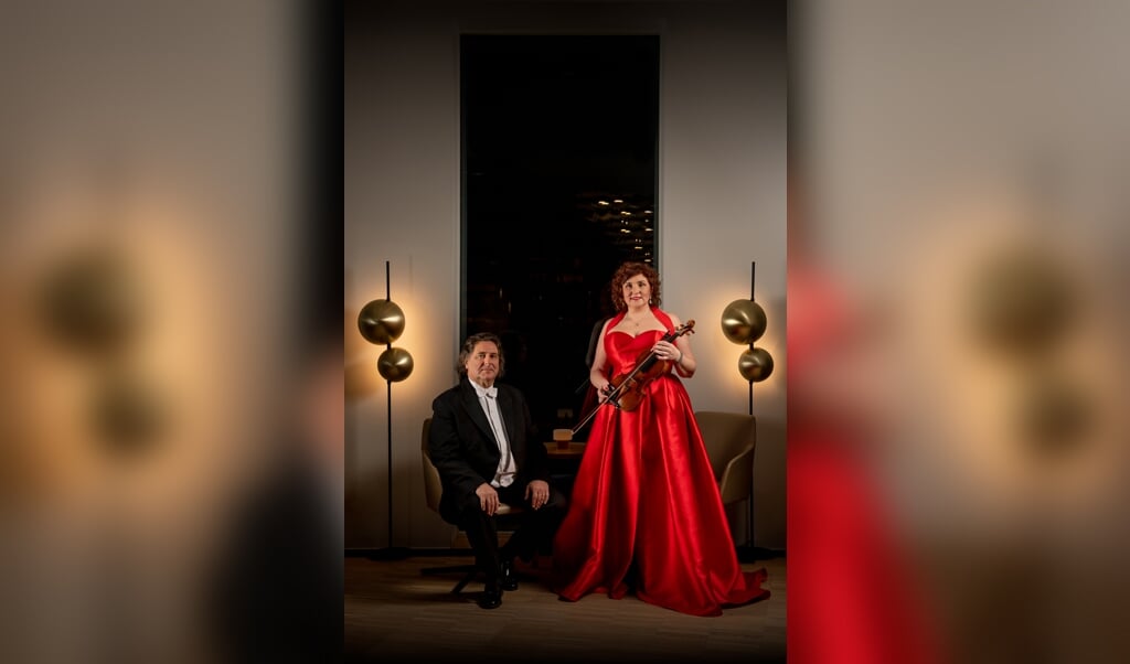 Chefdirigent Johannes Wildner og solisten Mihaela Oprea har iklædt sig festtøj og er klar til en særlig åbning med Sønderjyllands Symfoniorkester. (Patricio Soto)