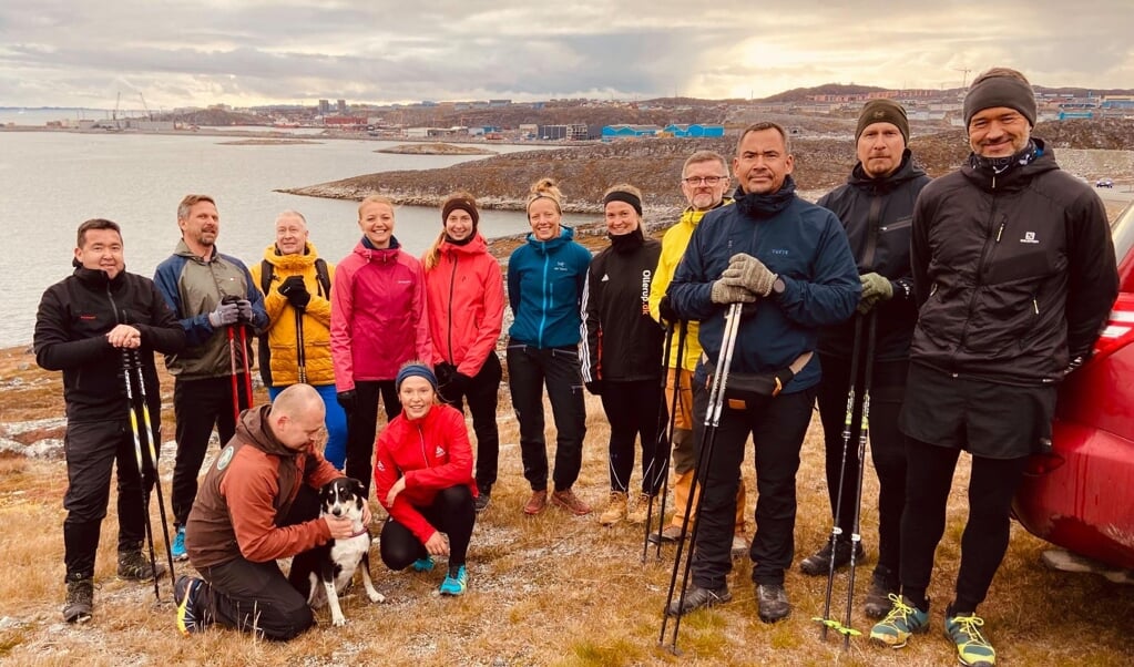 På løbetur op ad bjerget Lille Malene (Quassussuaq) ved Nuuk. Gruppens leder Jan Erik (3. fra højre) har fortalt, hvordan han bruger naturen til at komme over sorg, styrke helbredet og i sit arbejde med udsatte unge. ( Jens Larsen)