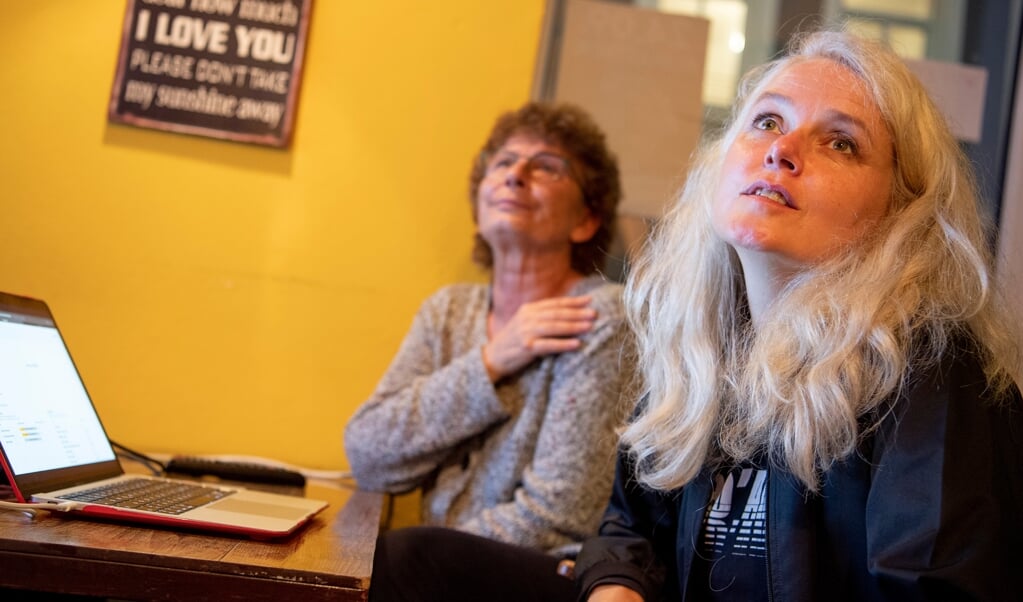 Katrine Hoop følger med på valgaftenens stemmeresultater på kulturcaféen Tableau i Flensborg. Resultatet var nedslående både lokalt og på forbundsplan. (Kira Kutscher)