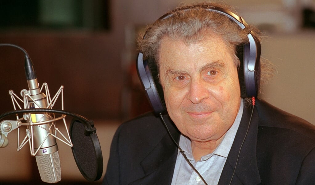 Den græske musiker og politiker Mikis Theodorakis ved et besøg i studiet hos radiostationen Sender Freies Berlin i 1999.   ( Arkivfoto: Sophie Tummescheit, dpa)