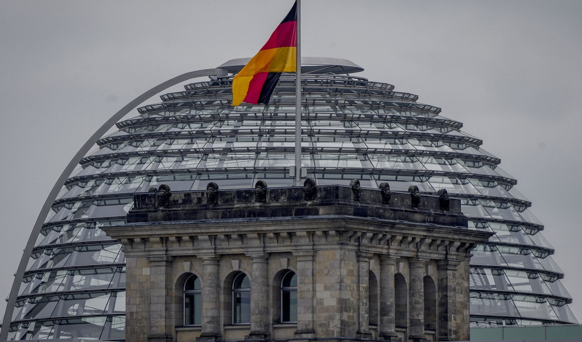 I henhold til Tysklands forfatning slutter en regerings embedsperiode automatisk, når det nyvalgte parlament holder den første samling. Dette ventes at ske den 26. oktober, men ingen ved endnu, hvilken regering der kommer.