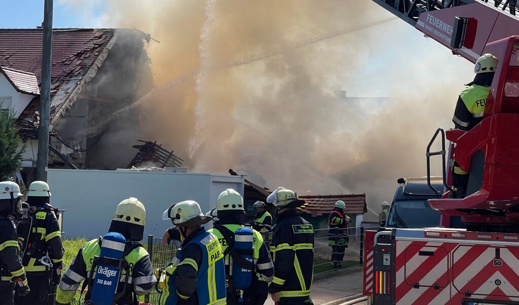 02.09.2021, Bayern, Rohrbach: Einsatzkräfte der Feuerwehr sind an einem Haus im Einsatz, in dem es zuvor nach Angaben der Polizei eine Explosion gegeben hatte. (Vifogra/dpa)