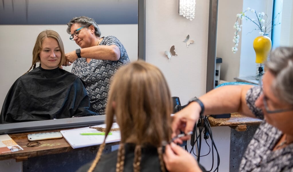 Der spannende Moment: Friseurin Britta Tyrchan schneidet die langen Zöpfe ab – aus ihnen sollen Perücken werden, unter anderem für Krebspatienten. (Kira Kutscher / nordpool)