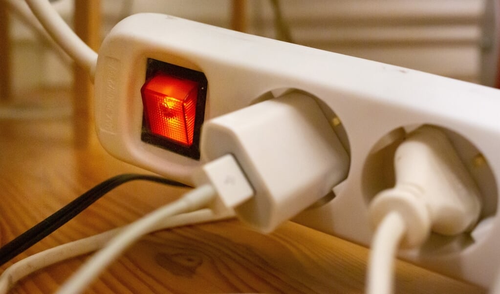 Wlan, Handy, Licht, Kühlschrank: Wer seinen Strom nicht rechtzeitig zahlt, dem können die Stadtwerke den Saft komplett abdrehen. Symbolfoto: (Fernando Gutierrez-Juarez/dpa-Zentralbild/dpa)